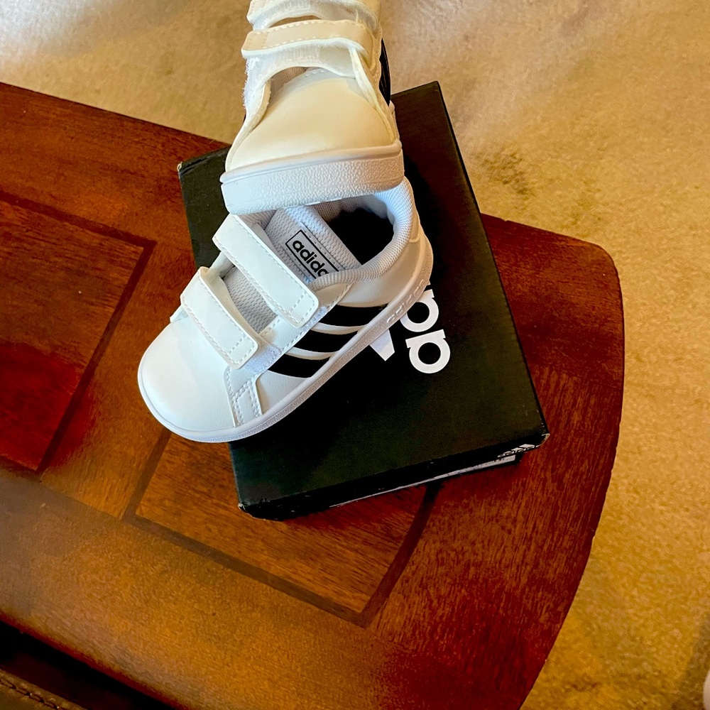 Grand Court Adidas never worn 2